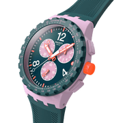 Vista laterale della cassa rotonda in plastica rosa e cinturino verde dell’orologio Swatch Moment of Rose SUSP400.