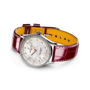 Dettaglio delle lancette luminose e lunetta a perline dell’orologio Navitimer 32, con puntale rosso dei secondi.