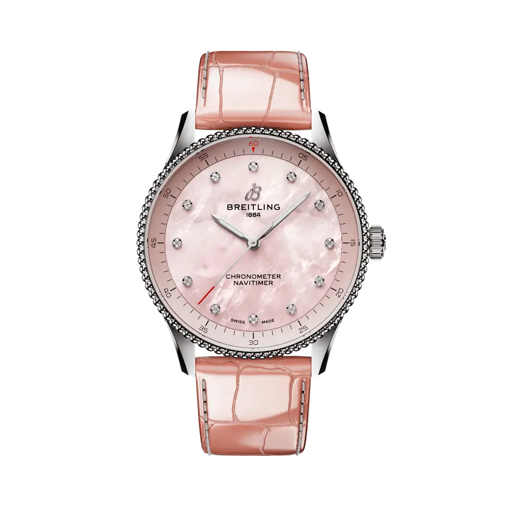 Dettaglio frontale del Breitling Navitimer 32 A77320D91K1P1 con quadrante rosa madreperla e cinturino rosa in pelle di coccodrillo.