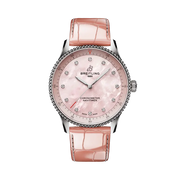 Dettaglio frontale del Breitling Navitimer 32 A77320D91K1P1 con quadrante rosa madreperla e cinturino rosa in pelle di coccodrillo.