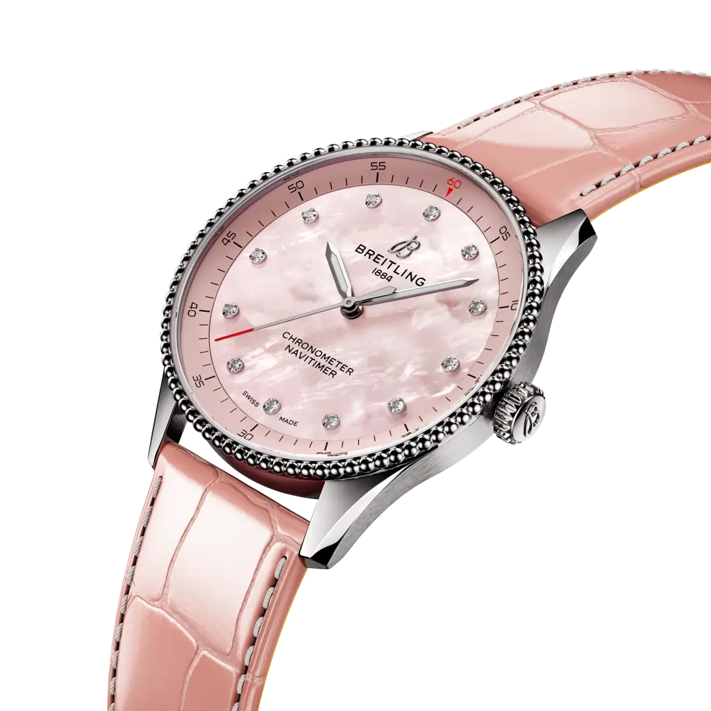 Vista laterale della cassa in acciaio inox lucido del Breitling Navitimer 32mm con vetro zaffiro bombato.