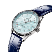 Profilo laterale della cassa in acciaio inox lucido con vetro zaffiro bombato antiriflesso del Navitimer 32.