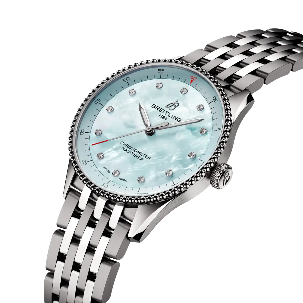 Profilo laterale dell’orologio Breitling Navitimer 32 in acciaio inox lucido con vetro zaffiro bombato antiriflesso.