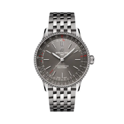 Vista frontale del Breitling Navitimer Automatic 36 A17327381B1P1 con quadrante antracite e lunetta con regolo calcolatore.