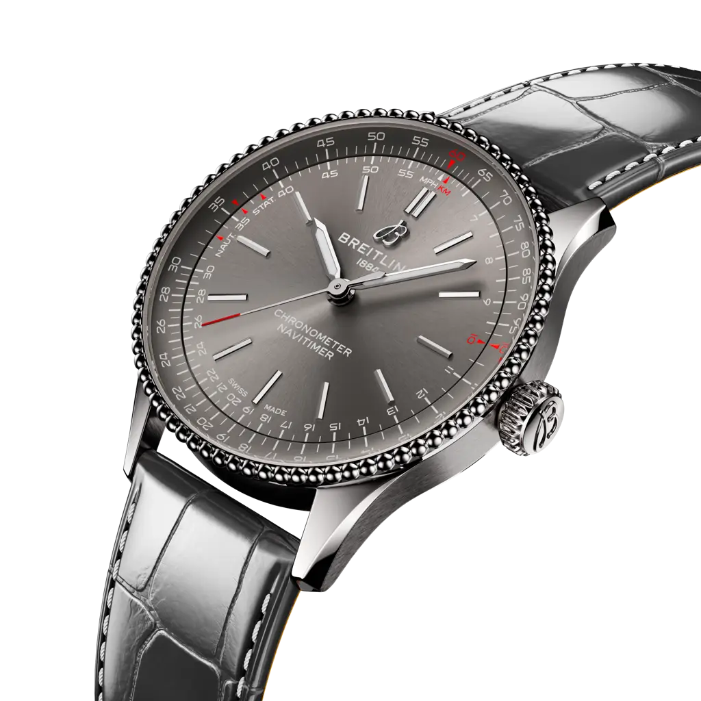 Dettaglio laterale della cassa in acciaio inossidabile lucido del Breitling Navitimer 36 e corona non a vite.