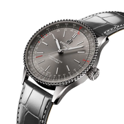 Dettaglio laterale della cassa in acciaio inossidabile lucido del Breitling Navitimer 36 e corona non a vite.