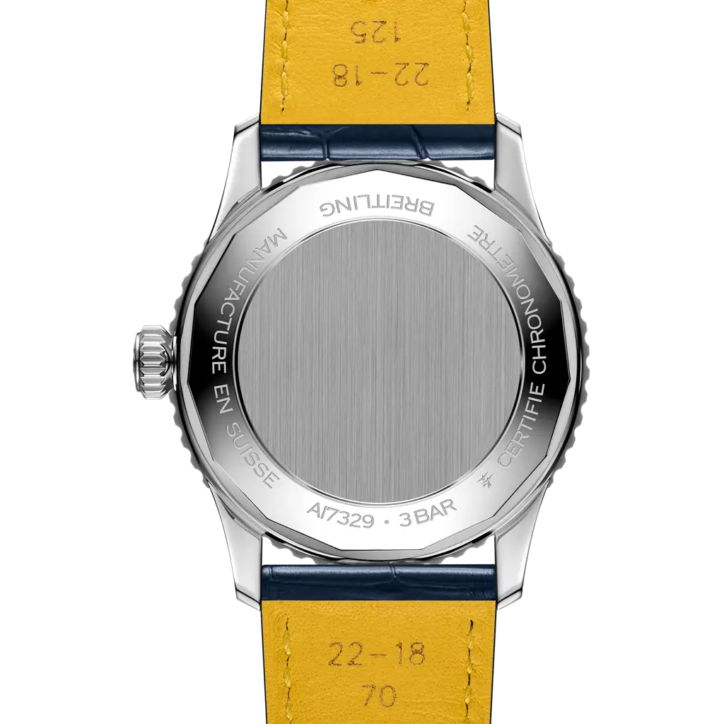 Dettaglio della corona e della fibbia pieghevole in acciaio inossidabile del Breitling Navitimer Automatic 41 A17329161C1P1 con cinturino in pelle di coccodrillo blu.