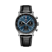 Quadrante blu con indici a bastone luminescenti e lancette del Breitling Navitimer B01 Chronograph 41 AB0139241C1P1.