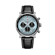 Quadrante blu con indici luminescenti e lancette a bastone del Breitling Navitimer B01 Chronograph 43 AB0138241C1P1.