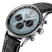 Profilo laterale della cassa in acciaio inox lucido con vetro zaffiro bombato antiriflesso del Navitimer B01 Chronograph 43.