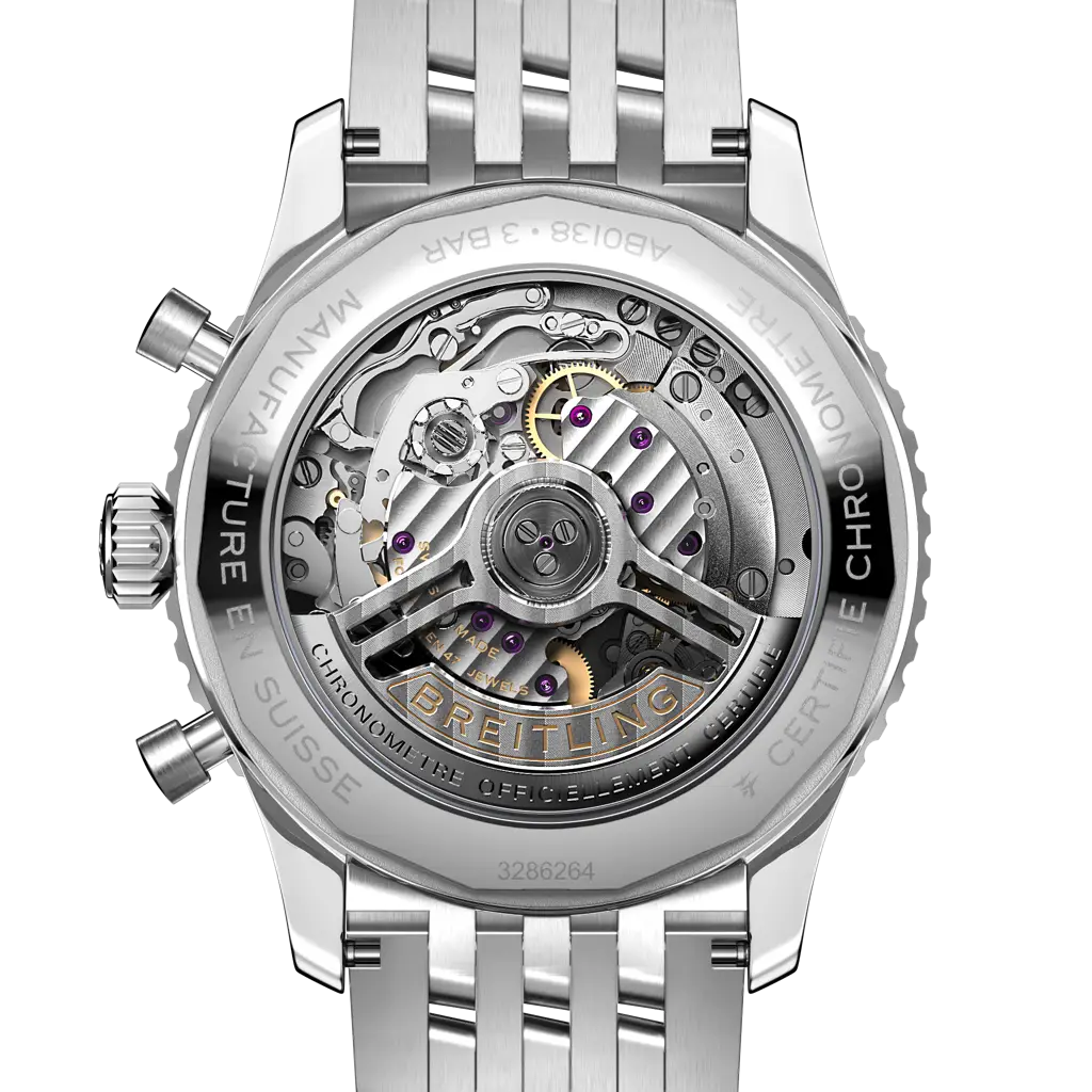 Dettaglio del fondello in vetro zaffiro trasparente che rivela il movimento Calibro Breitling 01 del Navitimer B01 Chronograph 43 AB0138241G1A1.