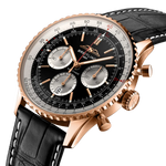 Load image into Gallery viewer, Profilo laterale della cassa in oro rosso 18 carati con vetro zaffiro bombato antiriflesso del Navitimer B01 Chronograph 43.
