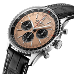 Load image into Gallery viewer, Quadrante color champagne del Breitling Navitimer B01 Chronograph 43 AB0138241K1P1 con indici luminescenti e funzioni cronografo.
