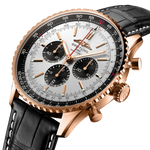 Load image into Gallery viewer, Profilo laterale della cassa in oro rosso 18 carati con vetro zaffiro bombato antiriflesso del Navitimer B01 Chronograph 46.

Cinturino in pelle di coccodrillo nero con chiusura pieghevole in oro rosso 18 carati del Breitling Navitimer B01 Chronograph 46.

Tutti i dati sono verificati da fonti ufficiali Breitling e rivenditori autorizzati. Se desideri ulteriori contenuti o personalizzazioni, sono a disposizione.
