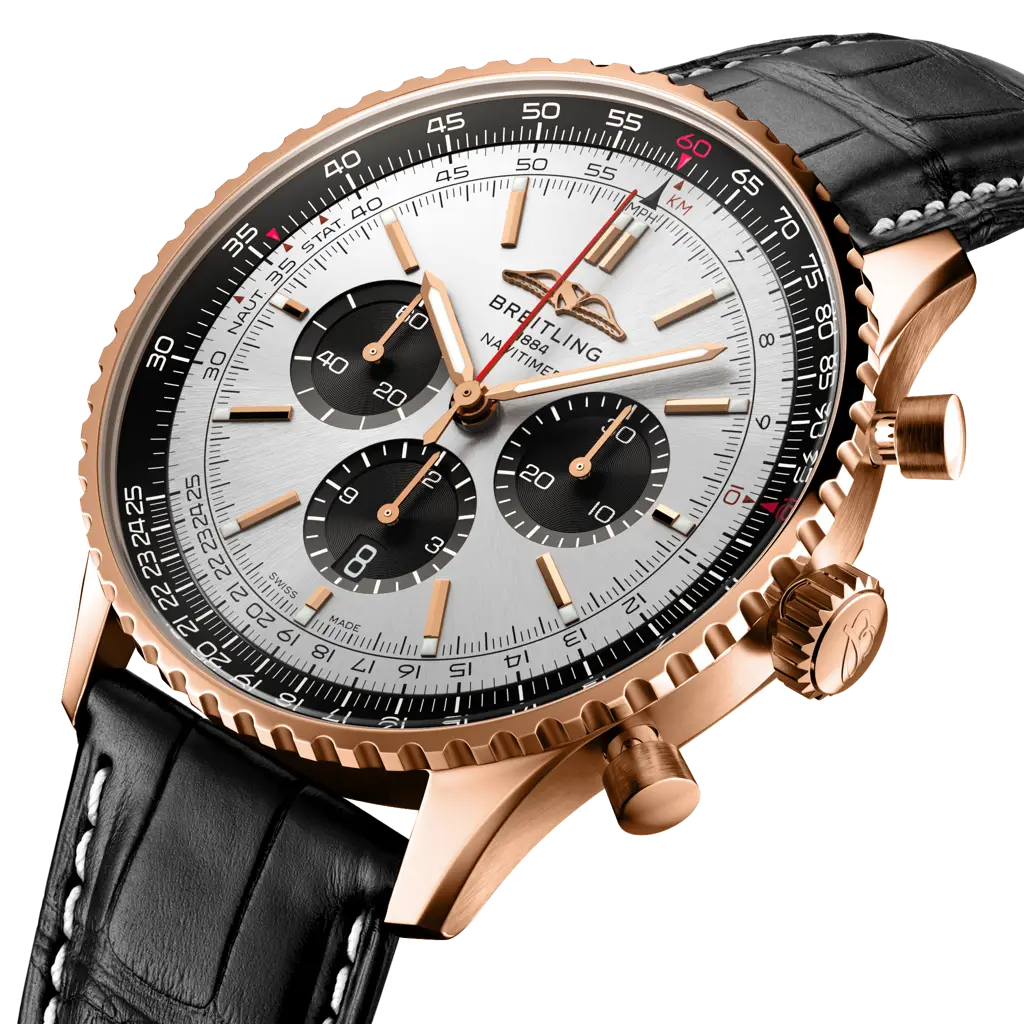 Profilo laterale della cassa in oro rosso 18 carati con vetro zaffiro bombato antiriflesso del Navitimer B01 Chronograph 46.

Cinturino in pelle di coccodrillo nero con chiusura pieghevole in oro rosso 18 carati del Breitling Navitimer B01 Chronograph 46.

Tutti i dati sono verificati da fonti ufficiali Breitling e rivenditori autorizzati. Se desideri ulteriori contenuti o personalizzazioni, sono a disposizione.
