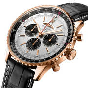 Profilo laterale della cassa in oro rosso 18 carati con vetro zaffiro bombato antiriflesso del Navitimer B01 Chronograph 46.

Cinturino in pelle di coccodrillo nero con chiusura pieghevole in oro rosso 18 carati del Breitling Navitimer B01 Chronograph 46.

Tutti i dati sono verificati da fonti ufficiali Breitling e rivenditori autorizzati. Se desideri ulteriori contenuti o personalizzazioni, sono a disposizione.