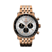 Primo piano del quadrante argento con contatori cronografici a contrasto e indici luminescenti del Breitling Navitimer B01 Chronograph 46 RB0137241G1R1 in oro rosso.