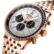 Vista laterale della cassa rotonda in oro rosso 18 carati con vetro zaffiro bombato antiriflesso.