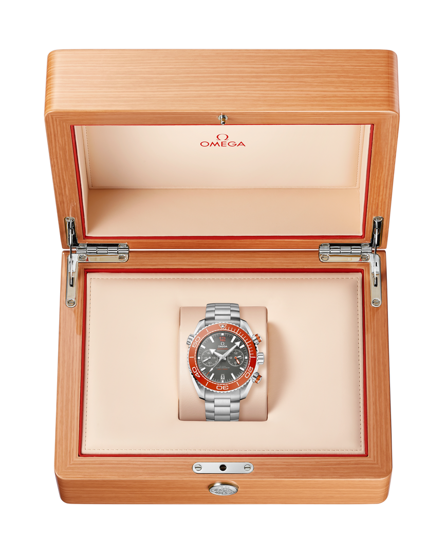 Fondello in acciaio inox dell’Omega Seamaster Planet Ocean con incisioni e movimento automatico Co-Axial Master Chronometer visibile