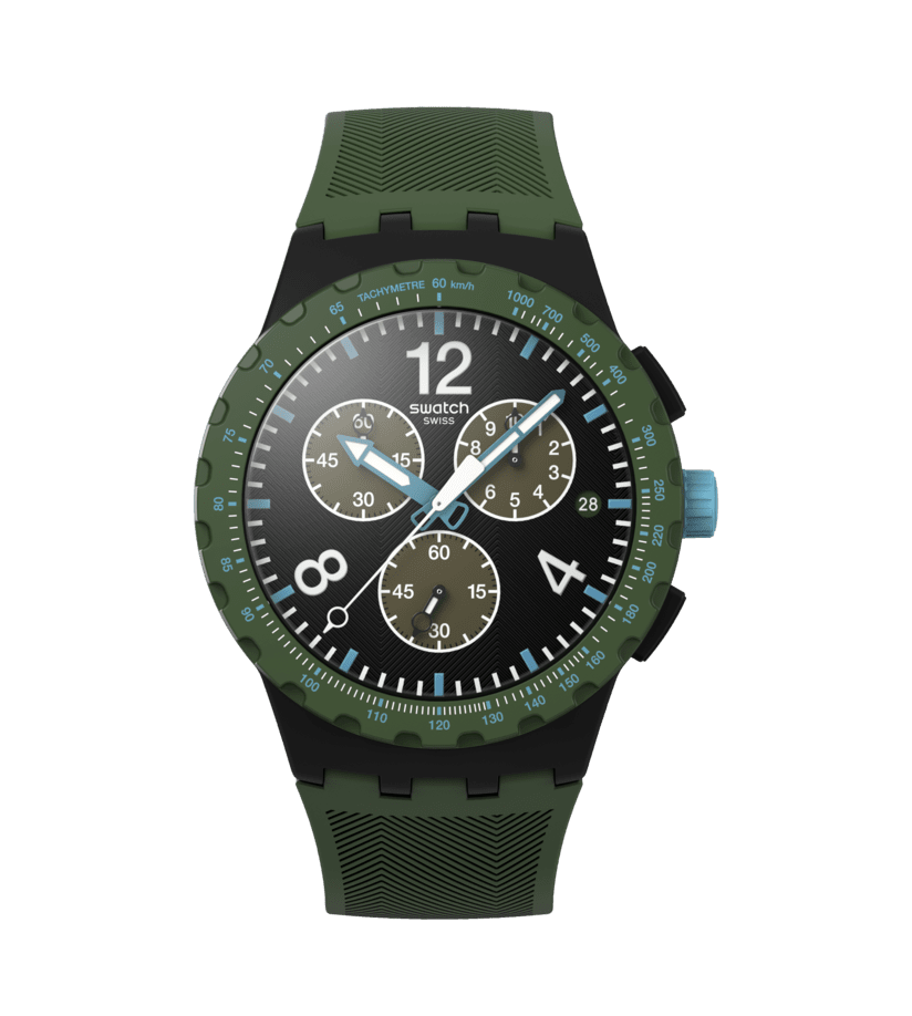 Quadrante nero testurizzato con numeri bianchi, lancette azzurre luminescenti e contatori cronografici verdi scuri dell’orologio Swatch Olive Rush SUSB421.