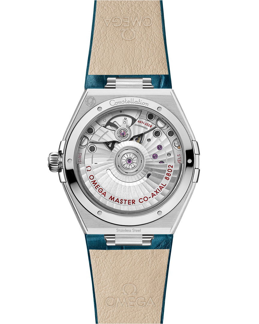 Cassa in acciaio inox da 34 mm con lunetta liscia e finiture lucide dell’Omega Constellation Co-Axial Master Chronometer Small Seconds