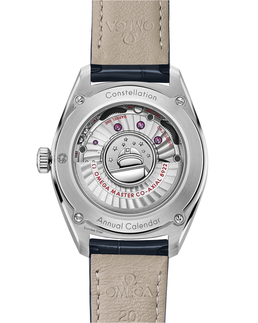 Cassa da 41 mm in acciaio con lunetta zigrinata in oro Sedna™ 18K lucido, vetro zaffiro bombato antiriflesso e corona a vite dell’Omega Constellation Globemaster