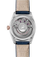 Cassa in acciaio spazzolato da 39 mm con lunetta zigrinata in oro Sedna™ 18K lucido e vetro zaffiro antiriflesso dell’Omega Constellation Globemaster