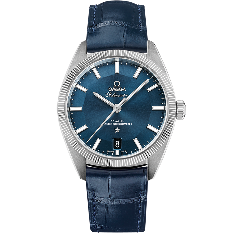 Quadrante blu sun-brushed a effetto torta pie con indici applicati e lancette in acciaio lucido luminescenti dell’Omega Constellation Globemaster 39 mm