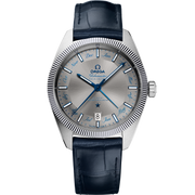 Quadrante grigio spazzolato a raggi di sole con motivo Pie Pan, cifre dei mesi annuali su ciascuna sfaccettatura e indici in oro Sedna™ 18K dell’Omega Constellation Globemaster Annual Calendar