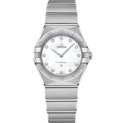 Quadrante argentato sunburst dell'Omega Constellation Quartz 28 mm con cinque stelle a ore 6, indici a bastone rodiati e lancette sfaccettate rodiate