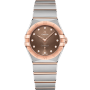 Quadrante azzurro sunburst con indici a bastone rodiati e datario a ore 6 dell’Omega Constellation Quartz 28 mm