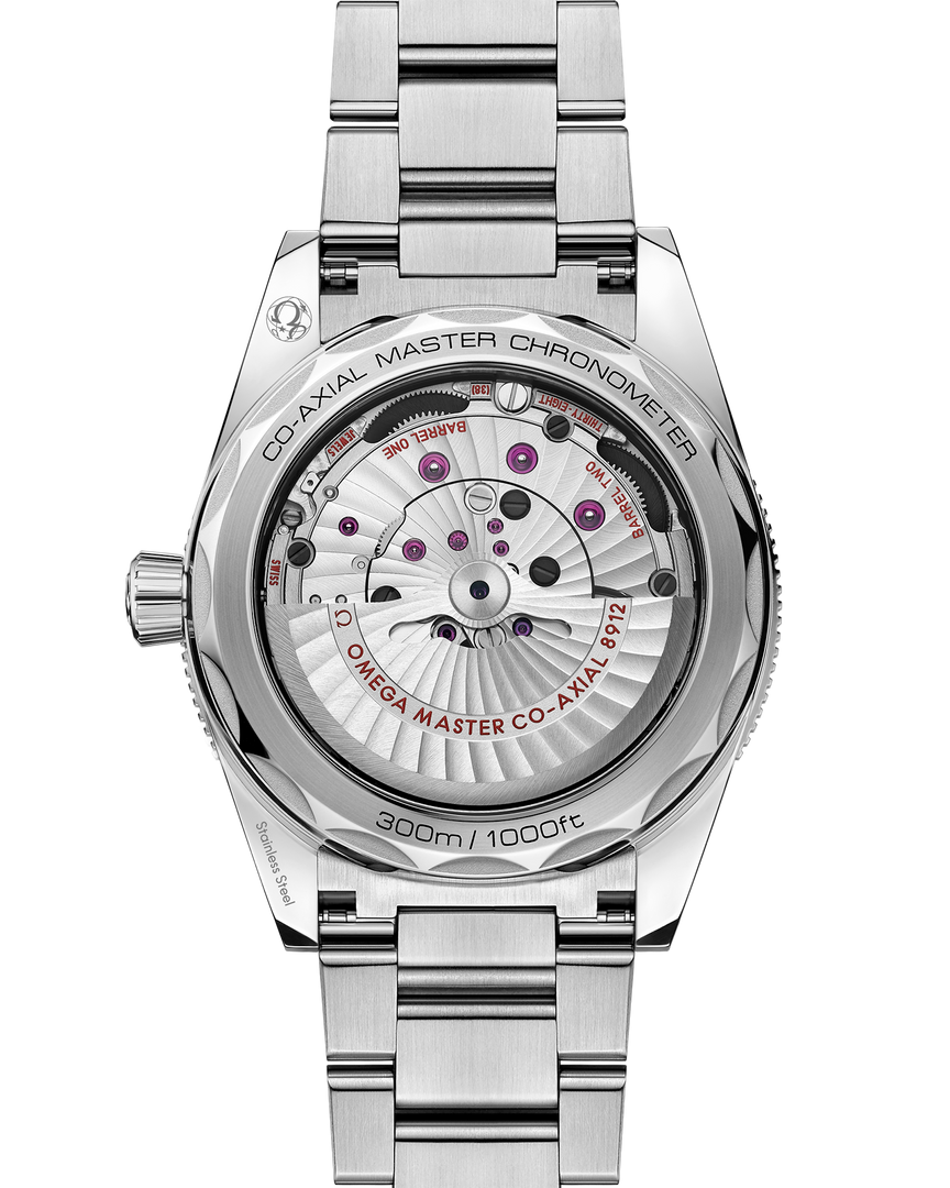 Cassa in acciaio inox da 41 mm con lunetta girevole unidirezionale in alluminio anodizzato nero e scala graduata con inserti in Super-LumiNova