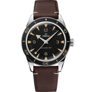 Quadrante nero opaco con indici a bastone e numeri arabi a ore 12, 3, 6, 9 con Super-LumiNova vintage dell’Omega Seamaster 300 41 mm