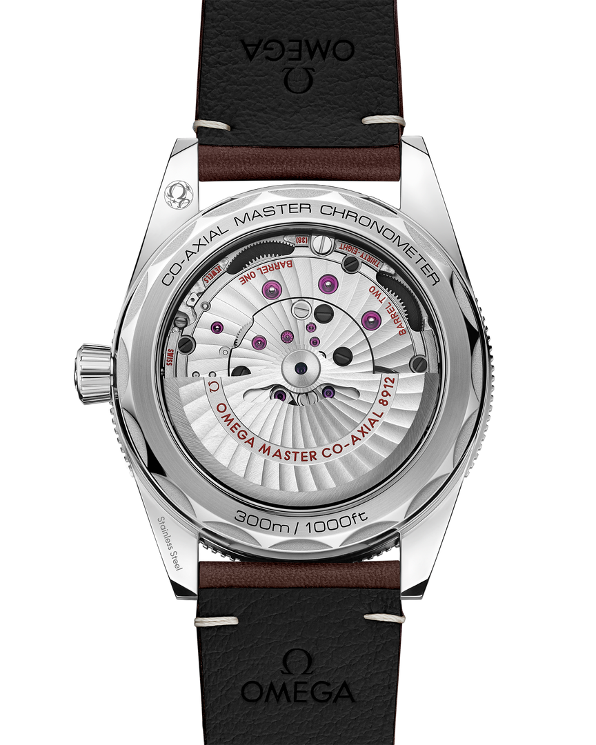 Cassa in acciaio inox da 41 mm con lunetta girevole unidirezionale in alluminio anodizzato nero e scala graduata con inserti in Super-LumiNova