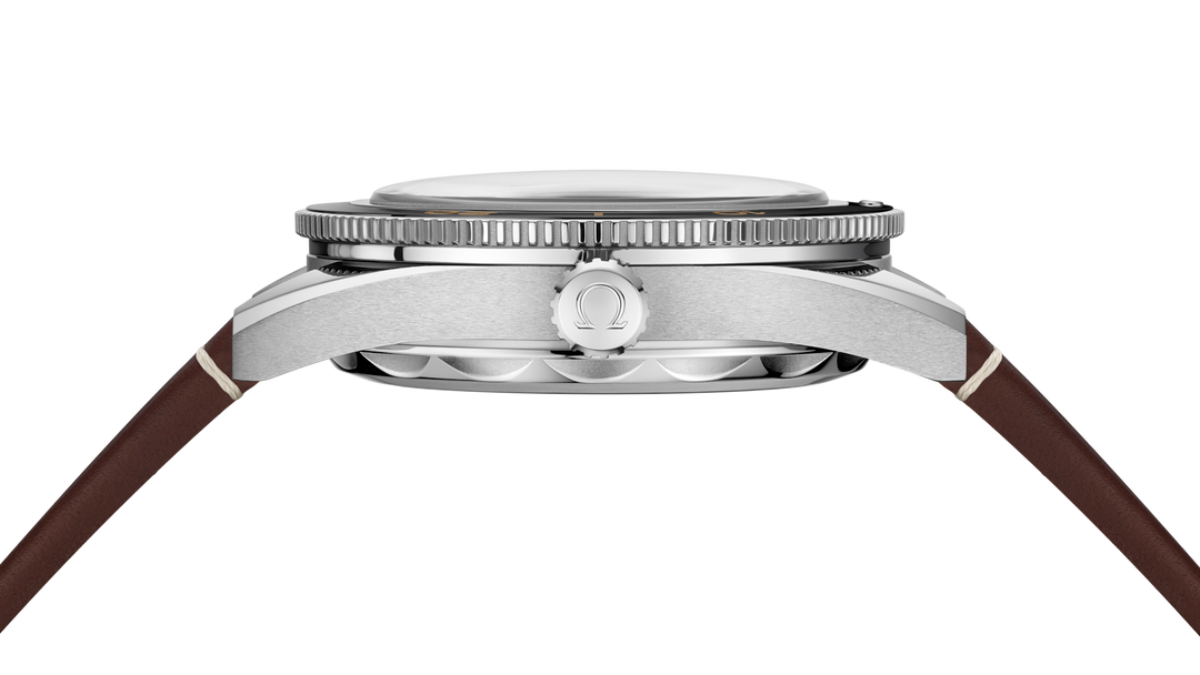 Bracciale ergonomico in acciaio inox con fibbia deployante e fondello trasparente in vetro zaffiro che mostra il calibro Co-Axial Master Chronometer 8912