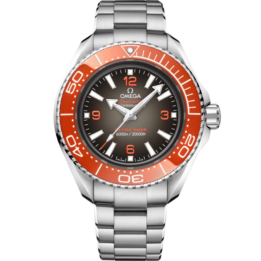 Quadrante grigio sfumato con numeri arabi arancioni e indici in oro bianco 18K luminescenti dell’Omega Seamaster Planet Ocean 6000M 45,5 mm modello 215.30.46.21.06.001.