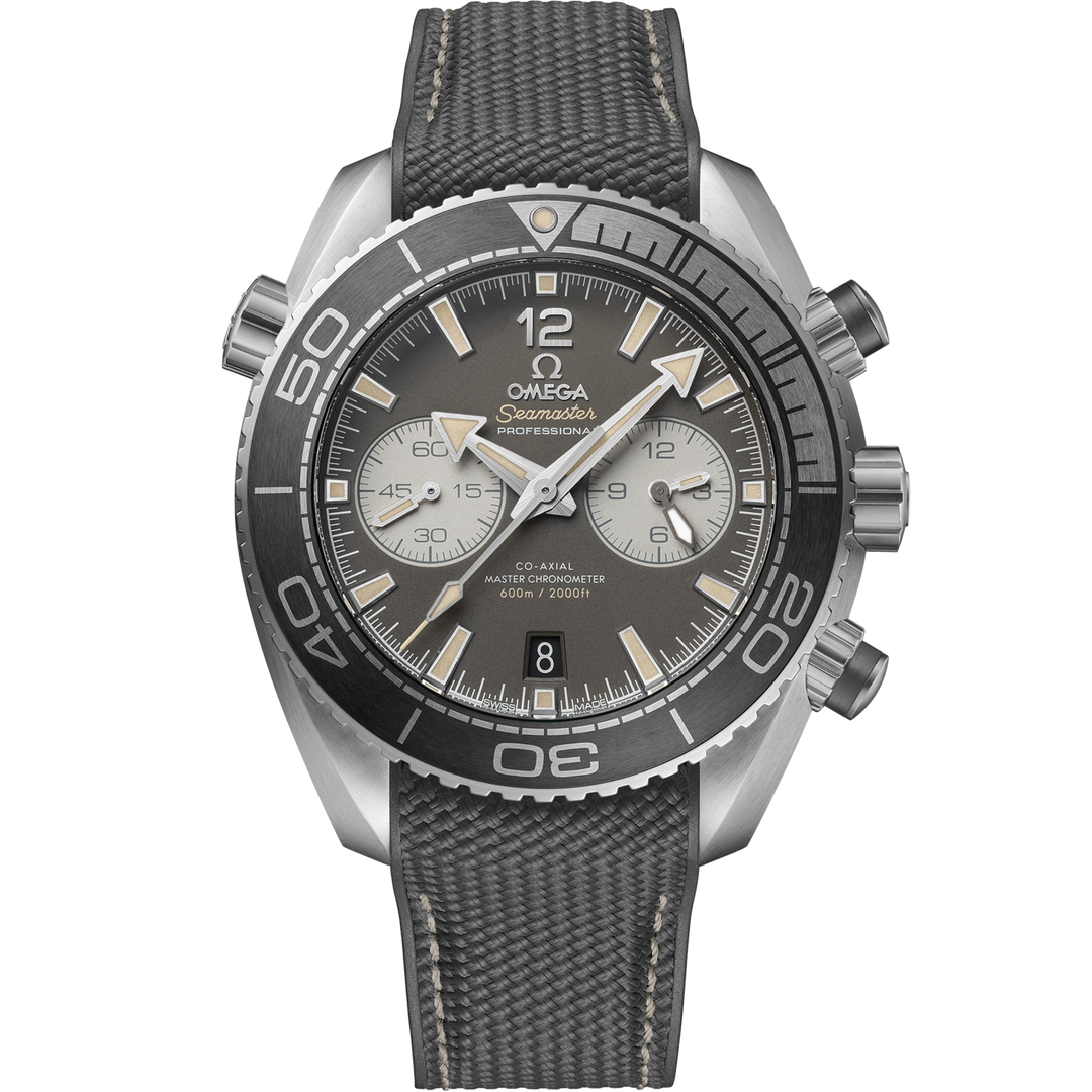 Quadrante grigio gunmetal sabbiato dell’Omega Seamaster Planet Ocean 600M 45,5 mm con contatori cronografi, indici in PVD acciaio e dettagli beige Super-LumiNova