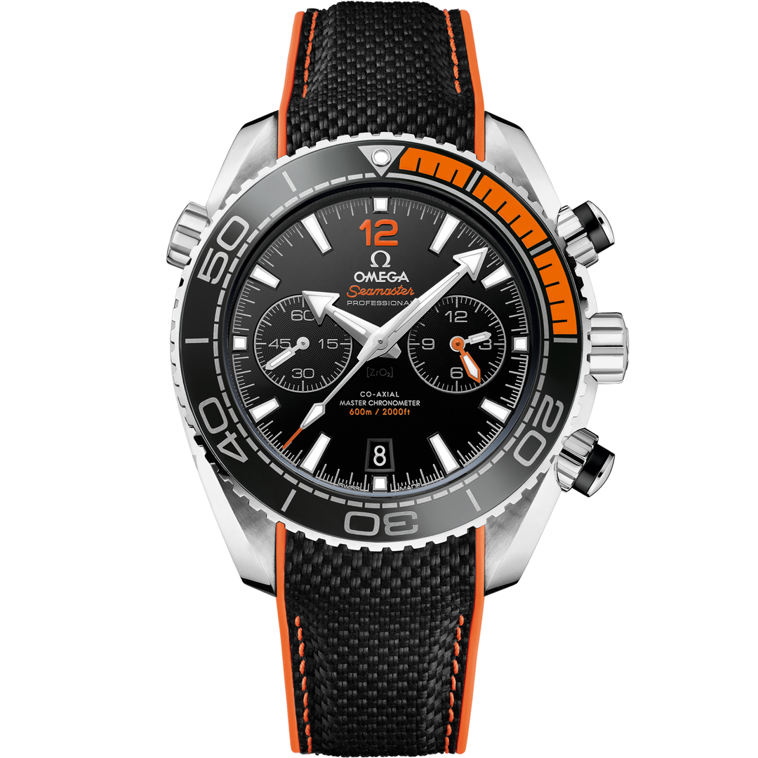Quadrante nero con indici a bastone luminescenti e subdiali cronografici dell’Omega Seamaster Planet Ocean 600M 45,5 mm