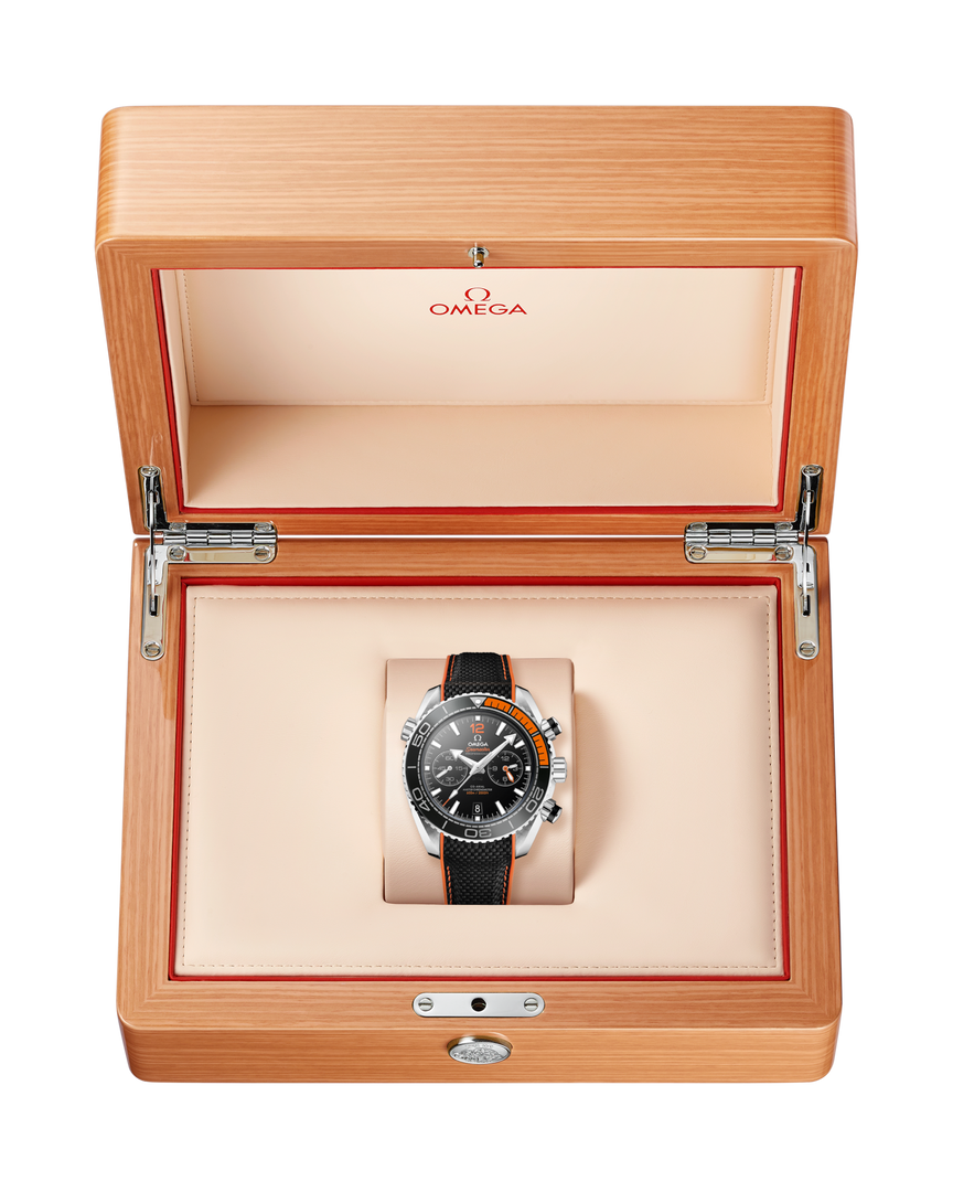 Fondello in vetro zaffiro con incisioni e cinturino nero satinato dell’Omega Seamaster Planet Ocean 600M