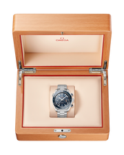 Cassa in acciaio inox da 45,5 mm con lunetta girevole unidirezionale in ceramica blu e corona a vite