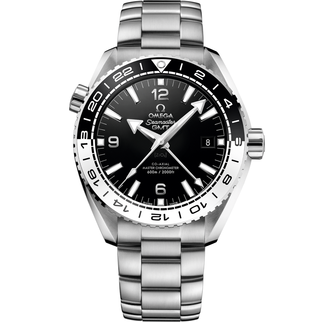 Quadrante in ceramica nera con numeri arabi luminescenti, lancetta GMT arancione e datario a ore 3 dell’Omega Seamaster Planet Ocean 600M GMT 43,5 mm