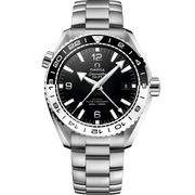 Quadrante in ceramica nera con numeri arabi luminescenti, lancetta GMT arancione e datario a ore 3 dell’Omega Seamaster Planet Ocean 600M GMT 43,5 mm