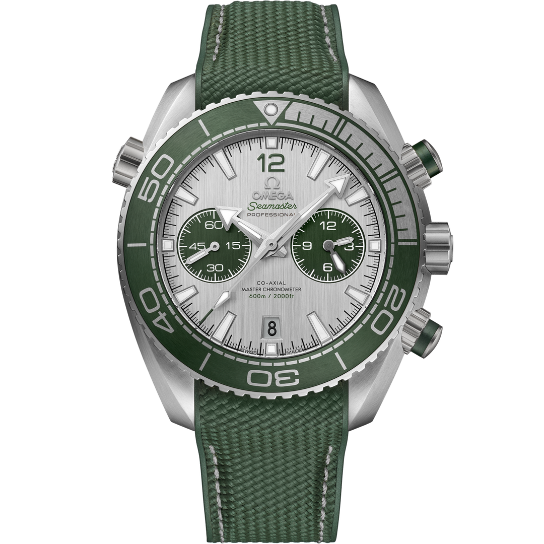 Quadrante grigio spazzolato con subdiali in ceramica verde dell’Omega Seamaster Planet Ocean 600M 45,5 mm, indici e lancette PVD acciaio con Super-LumiNova bianca, datario a ore 6