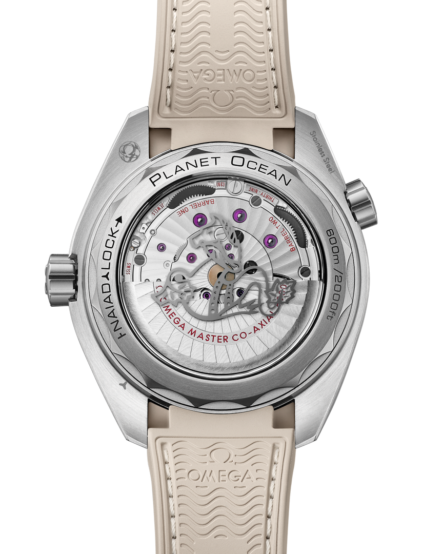 Cinturino integrato in gomma beige con motivo strutturato e cuciture bianche e fondello NAIAD LOCK con incisione cavalluccio marino in vetro zaffiro