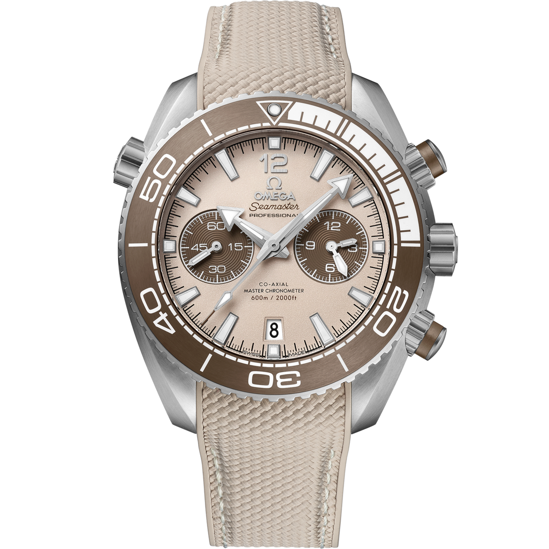 Quadrante beige sabbiato dell’Omega Seamaster Planet Ocean 600M 45,5 mm con subdiali in ceramica bronzo, numeri arabi e indici PVD grigio, datario a ore 6 e lancette con Super-LumiNova