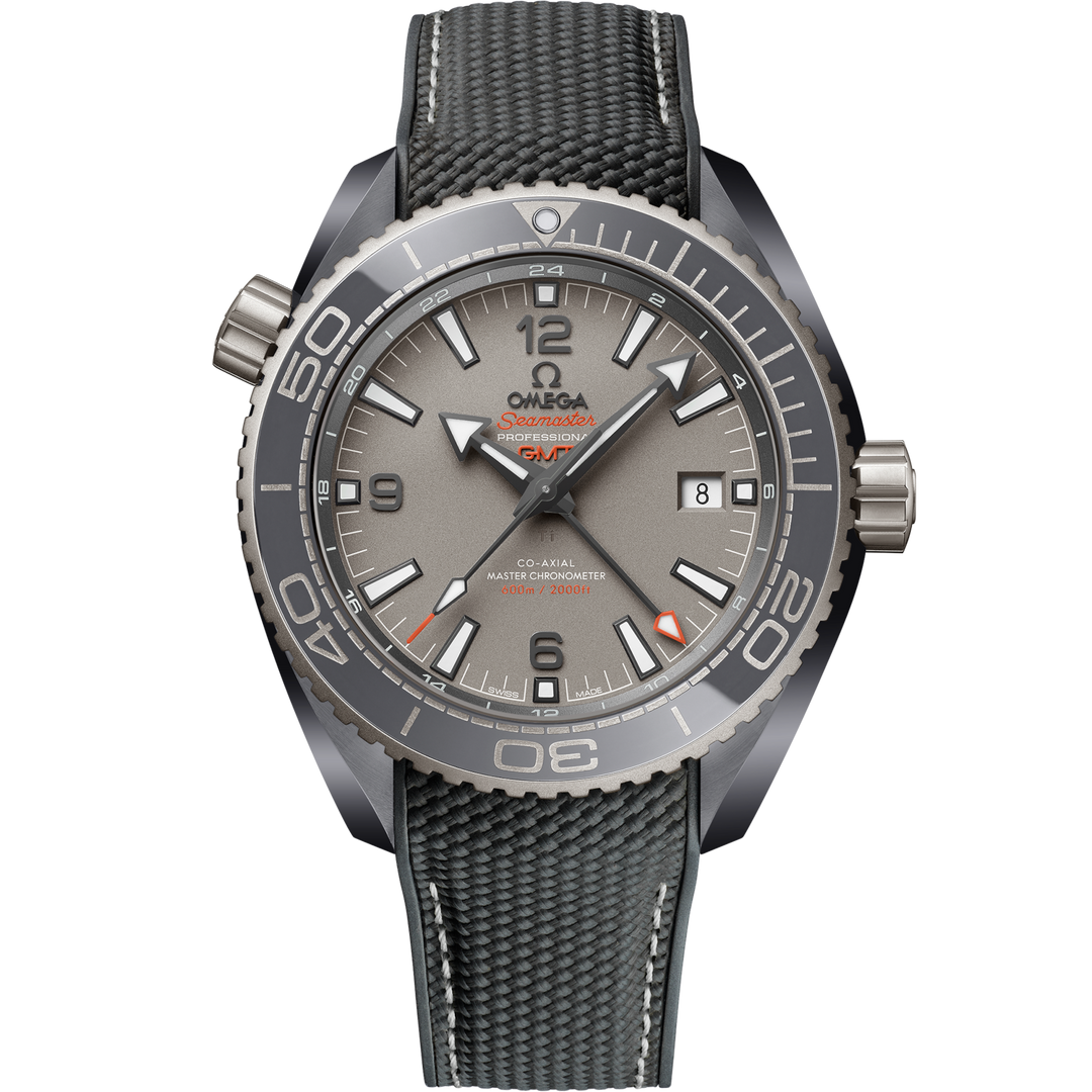 Quadrante sabbiato grigio scuro in ceramica dell’Omega Seamaster Planet Ocean GMT 45,5 mm con lancetta GMT arancione, indici neri luminescenti e datario a ore 3