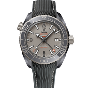 Quadrante sabbiato grigio scuro in ceramica dell’Omega Seamaster Planet Ocean GMT 45,5 mm con lancetta GMT arancione, indici neri luminescenti e datario a ore 3