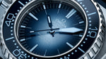 Load image into Gallery viewer, Cinturino in gomma blu con dettaglio arancione e fibbia in acciaio inox, fondello con incisione cavalluccio marino e indici di profondità
