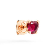Orecchino Stud Cuore DoDo in oro rosa 9K con rubino sintetico 0,06 ct, mono orecchino romantico e raffinato.