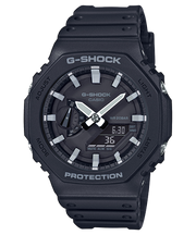 Orologio Casio G-Shock GA-2100-1A con cassa ottagonale in resina nera rinforzata con fibra di carbonio e quadrante analogico-digitale nero.